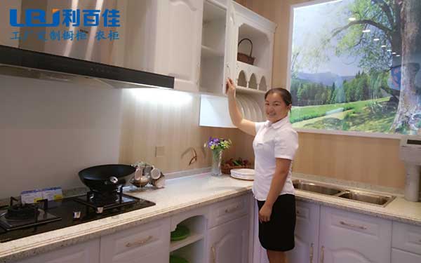 不拘一格選拔人才是利百佳決勝市場(chǎng)法寶——門市部經(jīng)理李丹風(fēng)采
