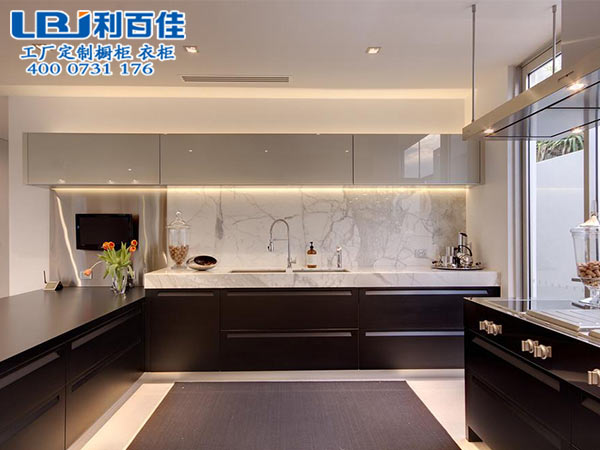 定制正確的整體櫥柜是廚房擴(kuò)大的易容術(shù)！