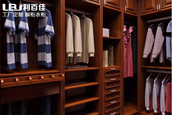 實(shí)木整體衣柜如何辨別？利百佳全屋定制有方法！