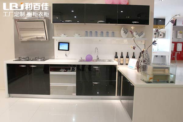 利百佳全屋定制|烤漆櫥柜保養(yǎng)得如此美，原來有妙招！