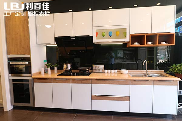 整體櫥柜定制不知道去哪？來利百佳全屋定制瞧瞧！