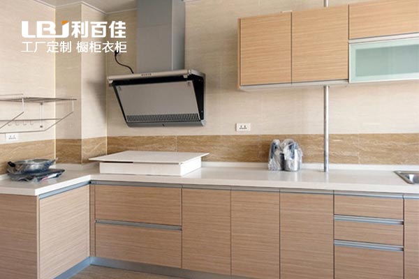 選擇整體櫥柜定制還是瓷磚打灶，關(guān)鍵看什么？